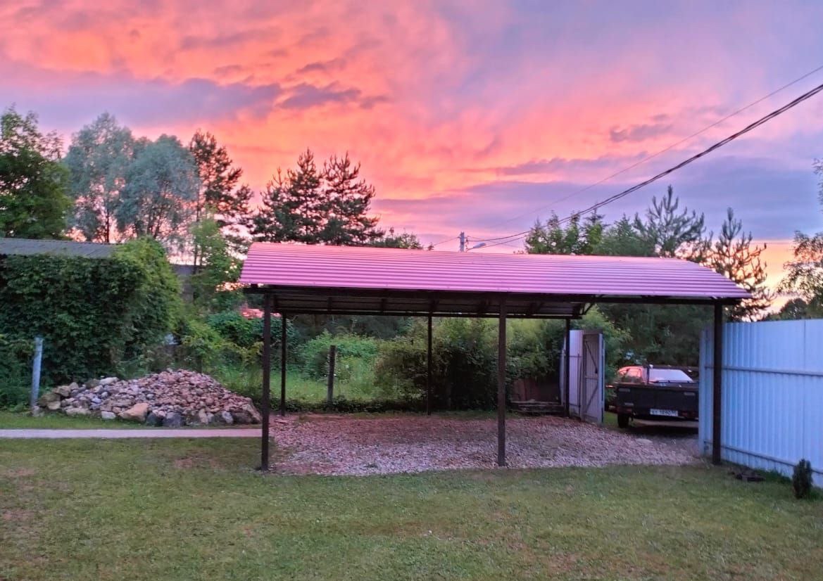 Современный автонавес с крышей из поликарбоната